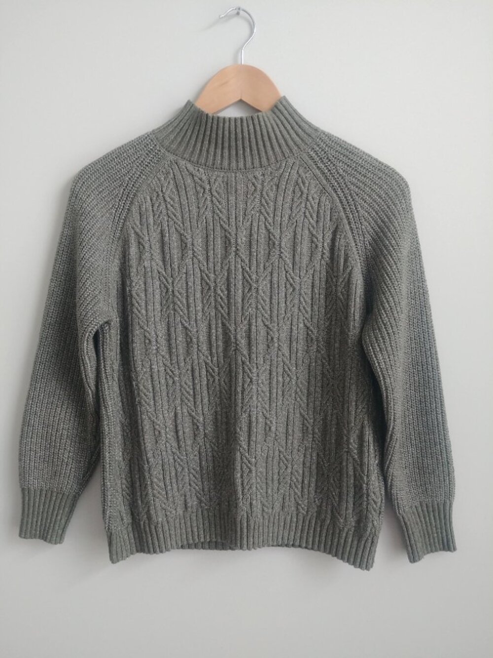 Nicole Miller Medium muted flecked olive green mockneck cableknit sweater top